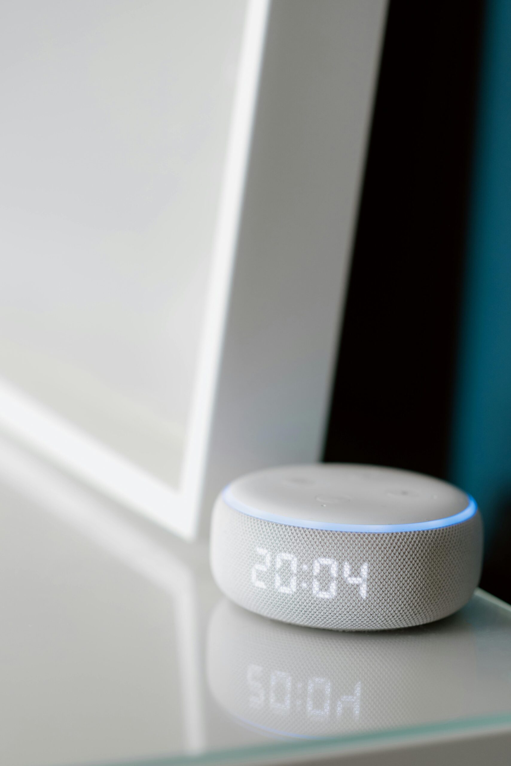 smart devices smart devices<br />
Photo by Anete Lusina: https://www.pexels.com/photo/white-smart-speaker-on-the-table